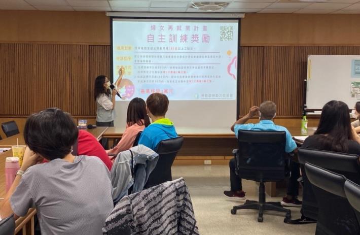 圖說:桃竹苗分署3/11在苗栗縣身心障礙發展中心辦理「婦女自主訓練獎勵」申請說明會，讓有提升技能需求的婦女更熟悉計畫撰寫方向。_Instructions for literal