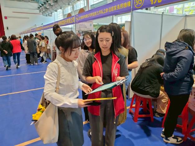 圖說:桃竹苗分署與桃園市政府合作於5月份在桃園地區辦理5場徵才活動，邀集173家企業釋出5,750個職缺。(徵才活動示意圖)_Instructions for literal