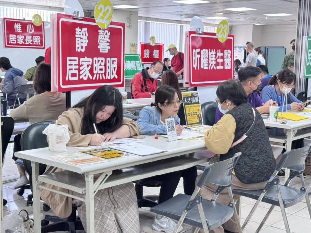 圖說:桃竹苗分署與桃園市政府合作於5月份在桃園地區辦理5場徵才活動，邀集173家企業釋出5,750個職缺。(徵才活動示意圖)_Instructions for literal