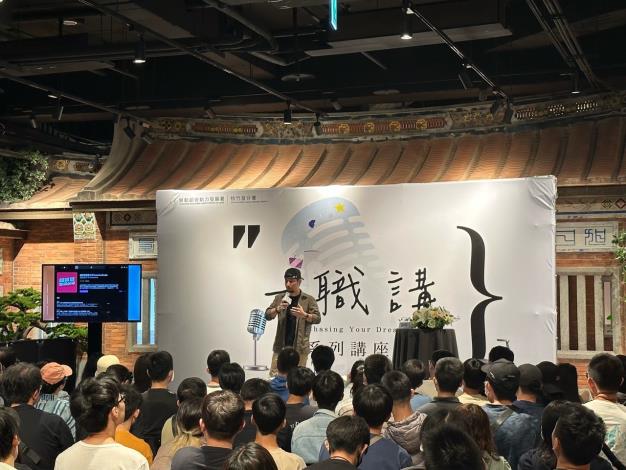 圖說:賈桃樂學習主題館「一職講」職涯講座，透過名人分享與現場互動，協助青年釐清職涯方向、強化就業準備力。(活動為資料照)_Instructions for literal