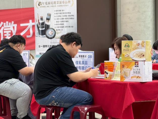 圖說:竹北就業中心將於5/17(六)辦理「2025竹北地區 服務一餐，飲業共好」本場徵才活動以服務、零售與餐飲業為主，歡迎有求職需求的民眾踴躍參加。(活動為資料照)_Instructions for literal