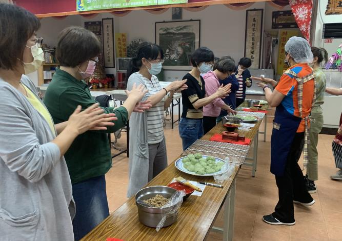 圖說:「高原社區發展協會」推出艾草食農DIY活動，民眾可親手製作艾草饅頭及艾草麵疙瘩等，體驗艾草帶來的魅力。_Instructions for literal