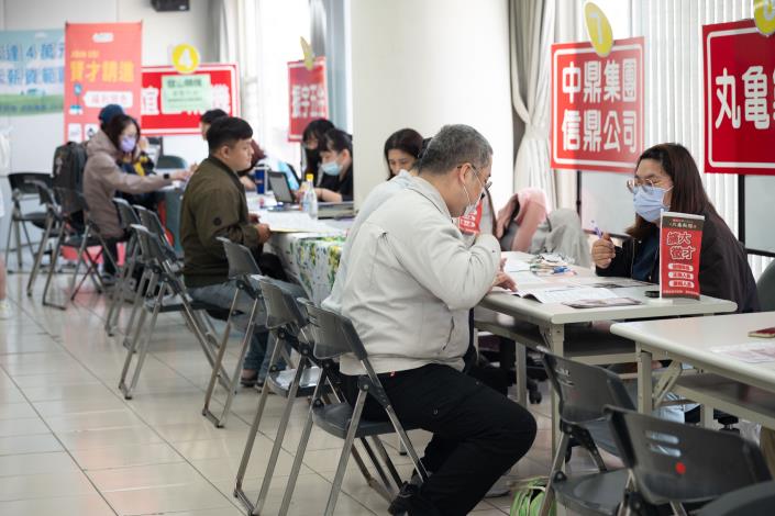 圖說: 桃竹苗分署與桃園市政府合作6月份將辦理11場徵才活動。其中，桃園就業中心為因應暑期的到來，於每周一加碼辦理暑期工讀專場徵才活動。(徵才活動示意圖)_Instructions for literal