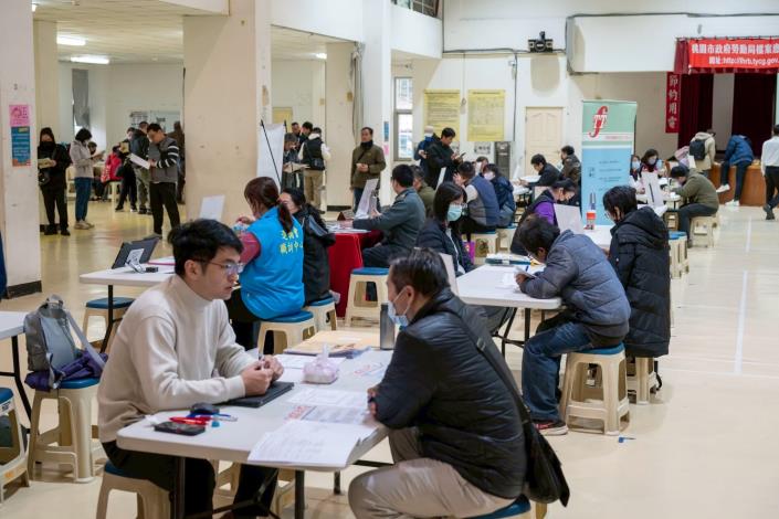 圖說: 桃竹苗分署與桃園市政府合作6月份將辦理11場徵才活動。其中，桃園就業中心為因應暑期的到來，於每周一加碼辦理暑期工讀專場徵才活動。(徵才活動示意圖)_Instructions for literal