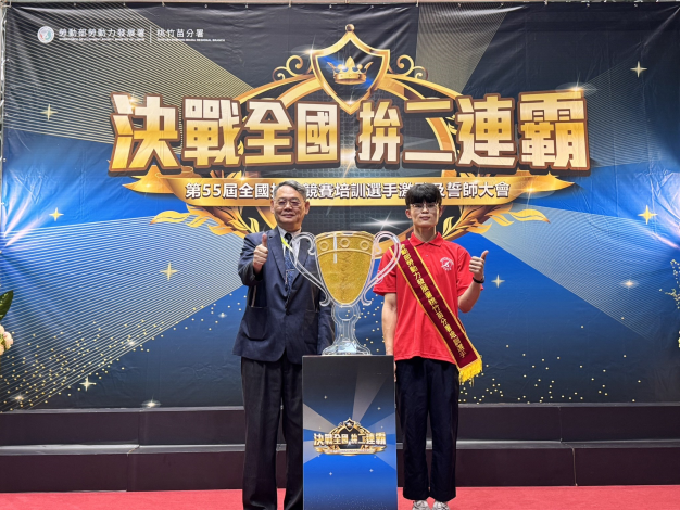 賴家仁分署長(左)與銲接職類選手宋偉騏(右)一起進行決戰全國必勝金盃的啟動儀式。_Instructions for literal