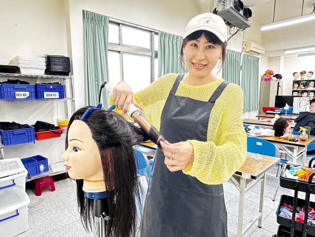 新住民高爽參加美髮職訓，不僅找回自信，還找到喜愛的工作。_Instructions for literal