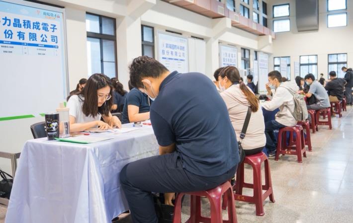 圖說:桃園就業中心7月將辦理6場徵才活動。徵才現場更提供多項就業促進方案諮詢服務，協助不同族群掌握職涯轉機。(徵才活動示意圖)_Instructions for literal