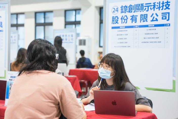 圖說:桃園就業中心7月將辦理6場徵才活動。徵才現場更提供多項就業促進方案諮詢服務，協助不同族群掌握職涯轉機。(徵才活動示意圖)_Instructions for literal