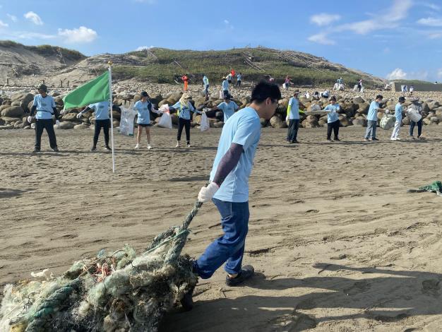 圖說:苗栗縣社團法人海線一家親環保協會推出「海洋環境教育遊程」透過淨灘認識海廢，一起用行動愛護海洋愛護地球。_Instructions for literal