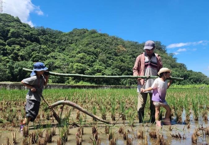 圖說:新竹縣臺灣耕牛文化協會推出「牛耕小旅行」體驗農村生活，享受探索大自然。_Instructions for literal