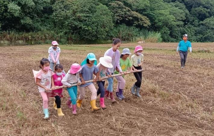 圖說:新竹縣臺灣耕牛文化協會推出「牛耕小旅行」體驗農村生活，享受探索大自然。_Instructions for literal