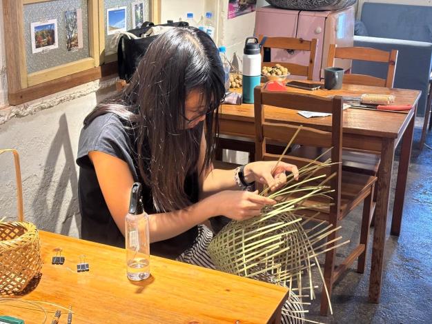 圖說:新竹縣橫山社區發展協會推出「竹的農村生活」工藝體驗營，由社區竹工藝師帶領體驗竹工藝。_Instructions for literal