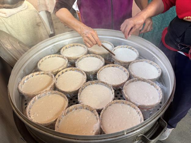 圖說:新竹縣橫山社區發展協會「竹的農村生活」由社區媽媽帶領製作客家特色米食。_Instructions for literal