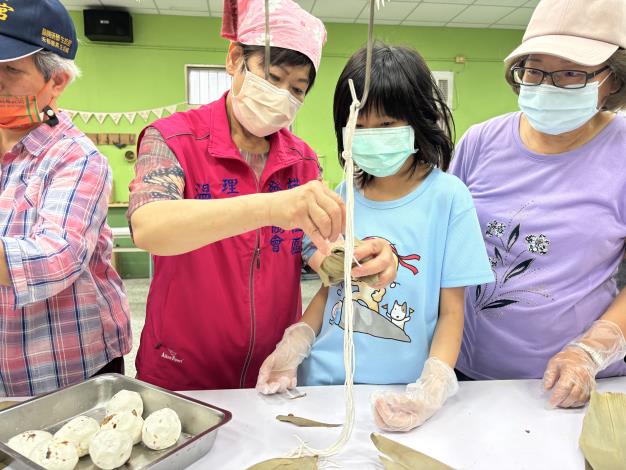 圖說:新竹縣橫山社區發展協會「竹的農村生活」由社區媽媽帶領製作客家特色米食。_Instructions for literal