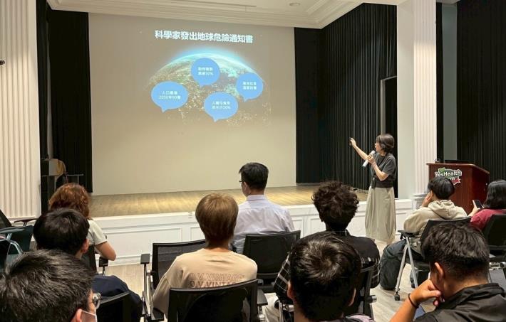 圖說:「賈桃樂青年企業實習推動計畫」鼓勵大三、大四青年參與職場參訪了解企業文化。_Instructions for literal