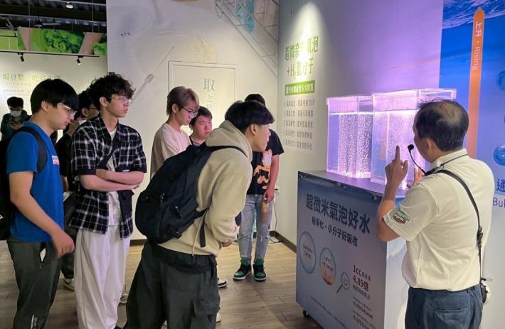 圖說:「賈桃樂青年企業實習推動計畫」鼓勵大三、大四青年參加企業參訪增加職涯體驗。_Instructions for literal