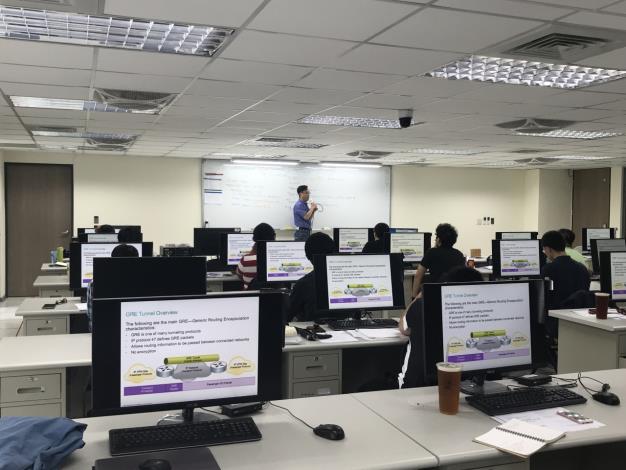 圖說:雲端網管與資安班訓練實況。_Instructions for literal