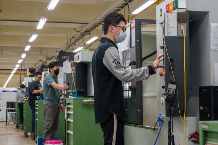 圖說:未滿30歲的青年參加政策性產業課程，每月可以領到8000元學習獎勵金。_Instructions for literal