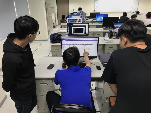 圖說:雲端網管與資安班訓練實況。_Instructions for literal