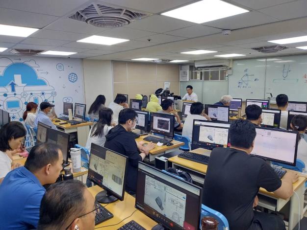 圖說: 桃竹苗分署委託轄區優質辦訓單位開辦職訓課程，115年課程已公告上網，歡迎失待業民眾踴躍報名參訓。_Instructions for literal