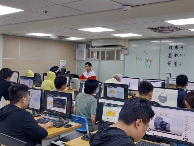 圖說: 桃竹苗分署委託轄區優質辦訓單位開辦多元職訓課程，助民眾提升技能，順利邁向職場。_Instructions for literal