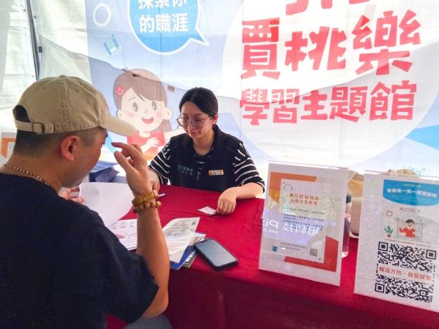 圖說:賈桃樂學習主題館提供「駐點職涯諮詢」、「履歷健檢與面試模擬」等多元服務，陪伴青年深化自我探索並擬定行動策略。_Instructions for literal