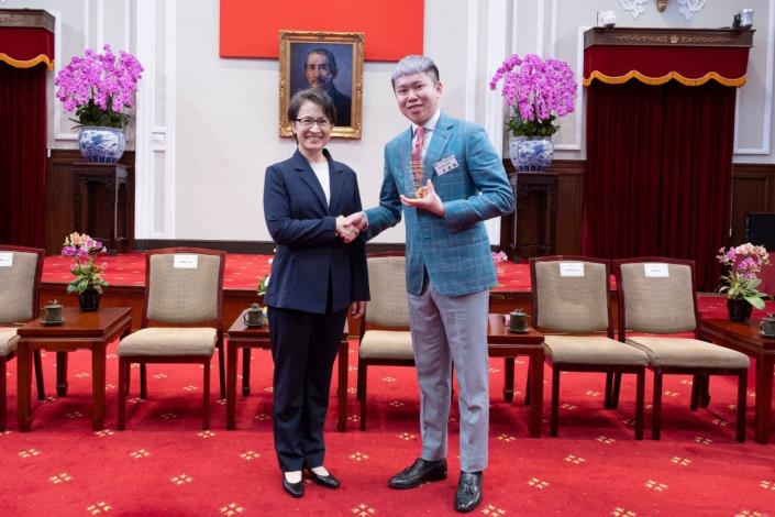 圖說:衣啟飛翔創客基地學員李建曄獲邀進入總統府接受副總統 蕭美琴表揚。_Instructions for literal