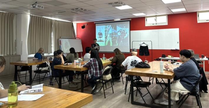 圖說:衣啟飛翔創客基地定期開辦實體技術培訓課程與趨勢講座，提供全面的職能服務。_Instructions for literal