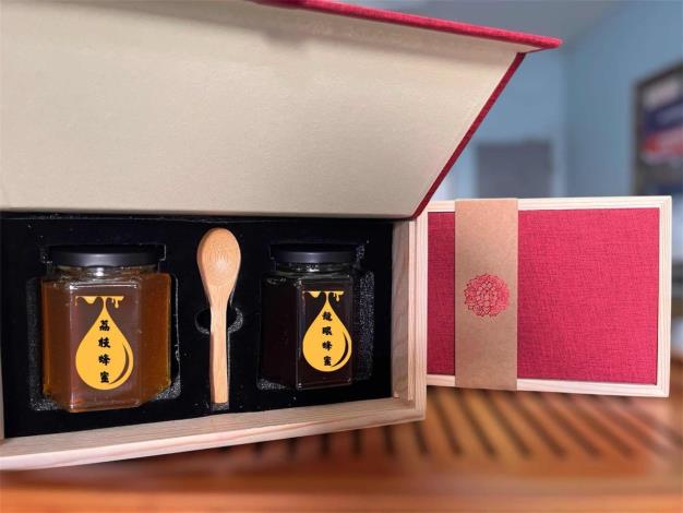 圖說:苗栗縣在地文化推廣協會「金蜜滿堂」禮盒。_Instructions for literal