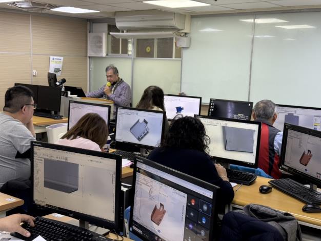 桃竹苗分署115年「產業人才投資方案」提供3年7萬元的進修補助，鼓勵在職勞工進修學習，提升競爭力_Instructions for literal