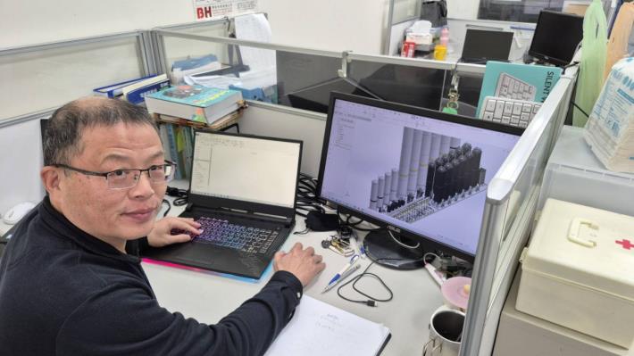 楊陳森把握在職進修機會學習設計繪圖，為職涯迎來轉機。_Instructions for literal