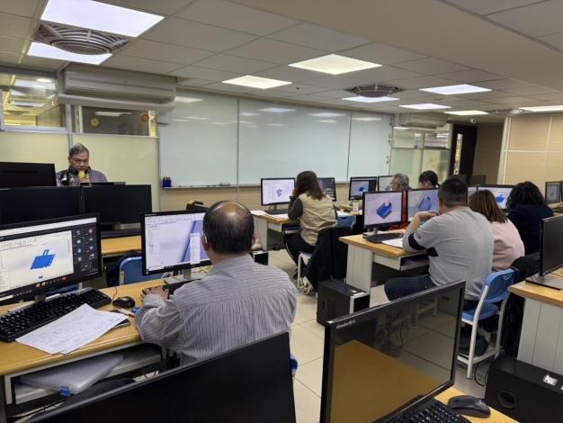 桃竹苗分署115年「產業人才投資方案」提供近420門課程，鼓勵在職勞工進修學習，為職涯升級。_Instructions for literal