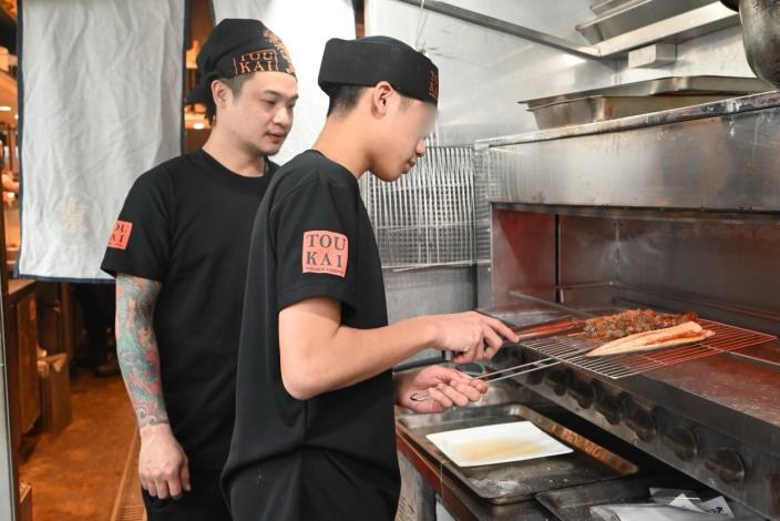 圖說：中離少年小丘透過勞動力發展署桃竹苗分署「就業力準備計畫」進入東街日本料理成為日料職人，成功脫貧，還找回自信與人生方向。(少年臉部已馬賽克處理)_Instructions for literal