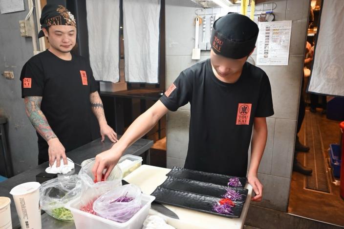 圖說：中離少年小丘透過勞動力發展署桃竹苗分署「就業力準備計畫」進入東街日本料理成為日料職人，成功脫貧，還找回自信與人生方向。(少年臉部已馬賽克處理)_Instructions for literal
