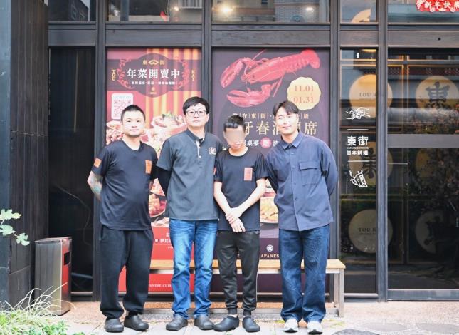 圖說: 中離少年小丘(右2)，感謝計畫及東街日本料理師傅與主管們的協助，提供他穩定就業的機會，並適應職場生活。_Instructions for literal