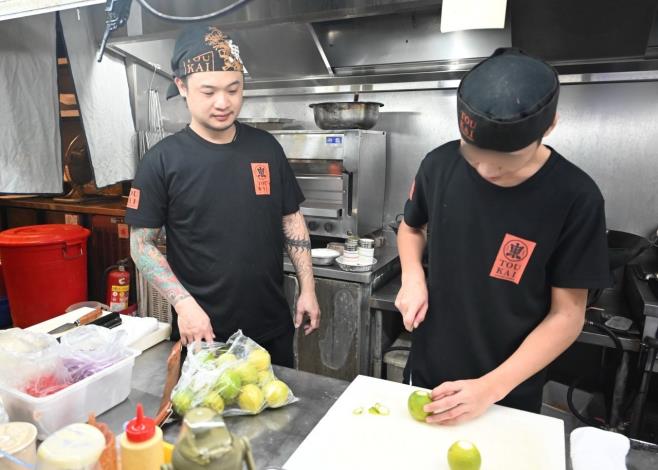 圖說：中離少年小丘透過勞動力發展署桃竹苗分署「就業力準備計畫」進入東街日本料理成為日料職人，成功脫貧，還找回自信與人生方向。(少年臉部已馬賽克處理)_Instructions for literal