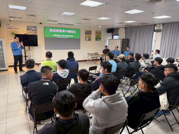 圖說:「提升國、高中學生就業準備力計畫」依各個學校特性，規劃適合的參訪產業及單位，精準與產業接軌，達到向下扎根目標。_Instructions for literal