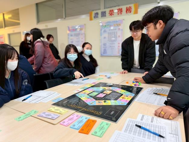 圖說:「提升國、高中學生就業準備力計畫」依各個學校特性，規劃適合的參訪產業及單位，精準與產業接軌，達到向下扎根目標。_Instructions for literal