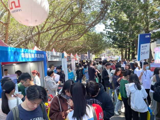 圖說:桃竹苗分署自3月起，攜手轄內20所大專校院，共同辦理21場大型校園徵才博覽會，集結超過1,800家企業參與，釋出逾5萬個工作機會。(此為活動示意圖)_Instructions for literal