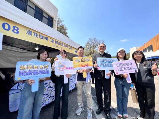 圖說：勞動部勞動力發展署黃齡玉署長（右2）蒞臨就博會現場，與攤商互動。_Instructions for literal