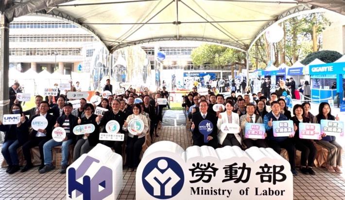 圖說：勞動部勞動力發展署黃齡玉署長（第一排左6）新竹市長高虹安（第一排右5)、陽明交通大學副校長唐震寰（第一排右6）及桃竹苗分署長賴家仁（第一排左5）與貴賓一同參與就業博覽會啟動儀式揭開序幕。_Instructions for literal