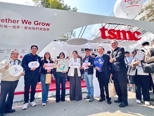 圖說；「2026 桃竹苗 OpenHouse 就業博覽會」（14）日在陽明交大重磅登場，勞動部勞動力發展署黃齡玉署長（左4）前往台積電徵才攤位拜訪，並和台積電人才開發暨招募處經理楊宗銘(右3）桃竹苗分署長賴家仁(右1)與貴賓合影。_Instructions for literal