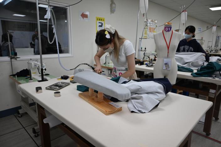 圖說:桃竹苗分署在本屆競賽中的漆作裝潢、美髮、服裝創作、中式服裝等職類一舉包辦前五名，展現絕佳的培訓實力，圖為服裝創作職類競賽實況。_Instructions for literal