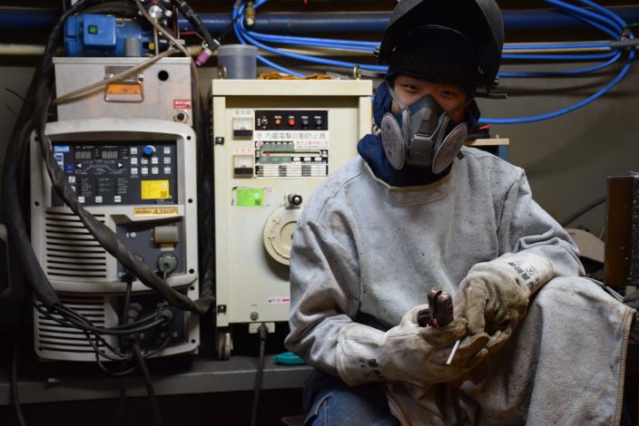 圖說:桃竹苗分署選手趙𤰳ㄐㄧㄥˇ錙苦練戰勝天分，勇奪銲接金牌!_Instructions for literal