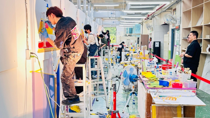 圖說:桃竹苗分署在本屆競賽中的漆作裝潢、美髮、服裝創作、中式服裝等職類一舉包辦前五名，展現絕佳的培訓實力，圖為漆作職類競賽實況。_Instructions for literal