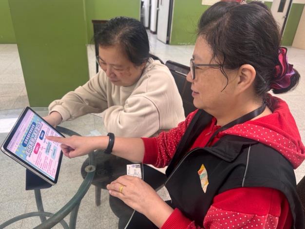 圖說:減班休息勞工可依需求選擇桃竹苗分署自辦或委辦的在職訓練，或透過數位服務平台線上課程進修，多元又便利。_Instructions for literal