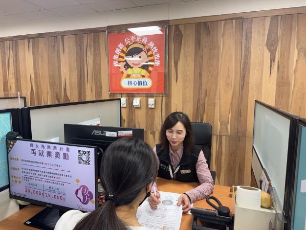 圖說:桃竹苗分署運用「婦女再就業計畫」協助41歲的小雅(化名)順利重返職場，並穩定就業自我實現。_Instructions for literal