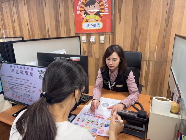 圖說:桃竹苗分署運用「婦女再就業計畫」協助41歲的小雅(化名)順利重返職場，並穩定就業自我實現。_Instructions for literal