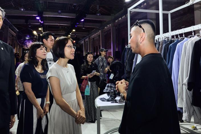 圖說B 「走秀即展售」服裝秀現場同時辦理品牌SHOWROOM及發表會等推廣活動_Instructions for literal