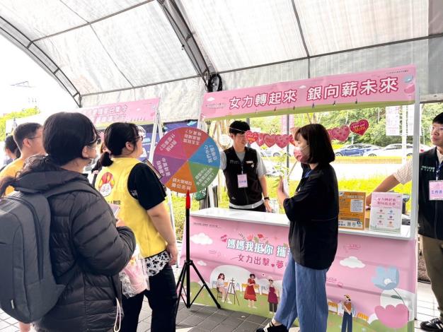 圖說：「媽媽我挺你 攜手向前行」現場設有就業服務攤位，讓民眾能了解政府資源。_Instructions for literal